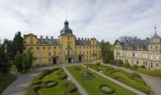 http://www.almanachdegotha.org/sitebuildercontent/sitebuilderpictures/.pond/Buckeburg-Castle.jpg.w560h332.jpg