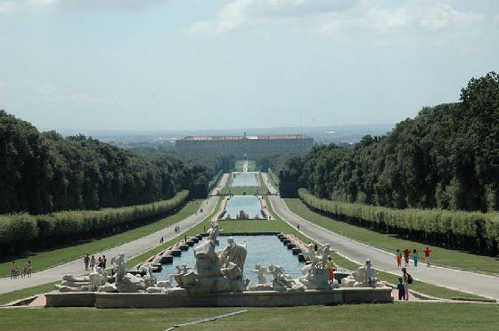 Der_bourbonische_Konigspalast_in_Caserta.jpg