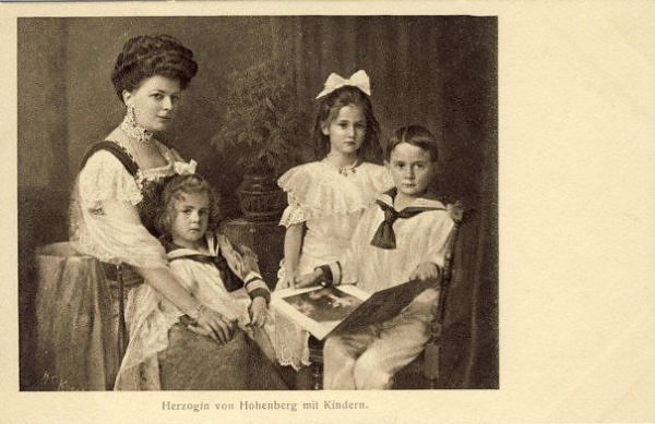duchessofhohenbergandchildren.jpg