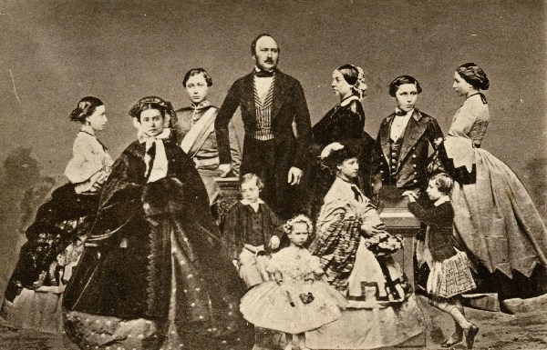 victoria_royal_family_1861.jpg